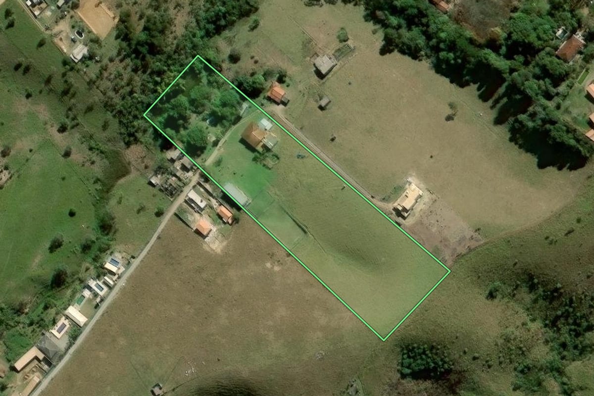 Imagem de satélite do imóvel rural em Santa Isabel (SP), com o contorno declarado no CAR desenhado por cima.