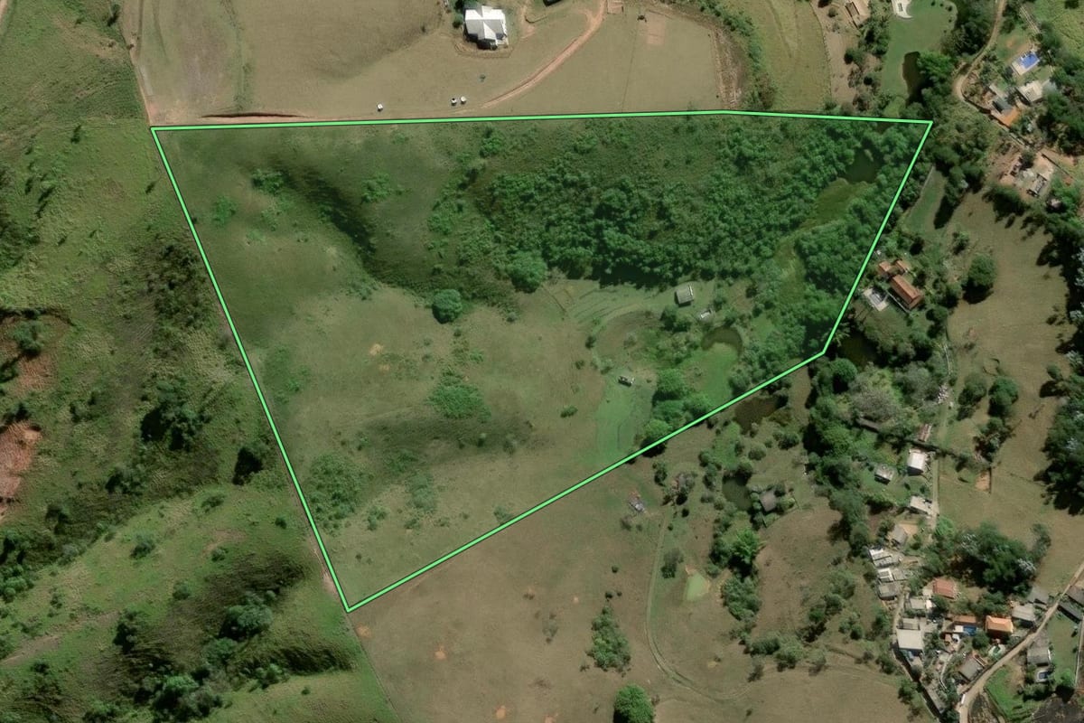 Imagem de satélite do imóvel rural em Santa Isabel (SP), com o contorno declarado no CAR desenhado por cima.