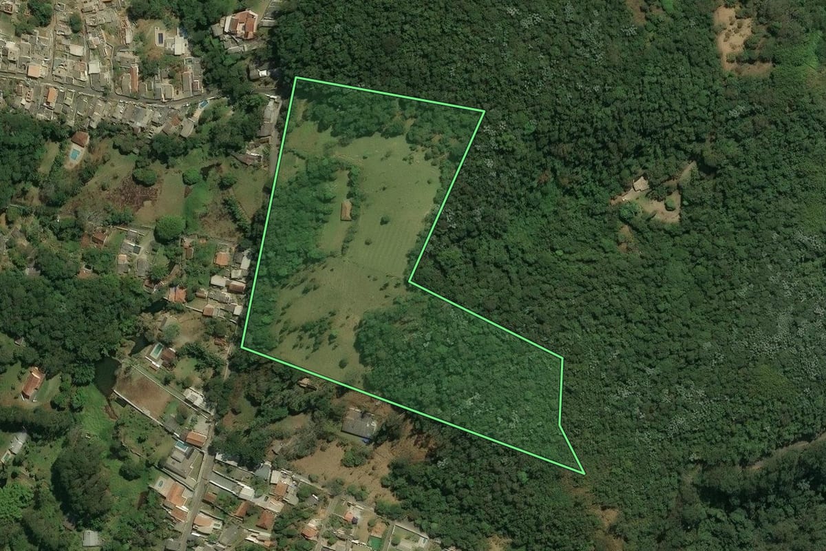 Imagem de satélite do imóvel rural em Santa Isabel (SP), com o contorno declarado no CAR desenhado por cima.