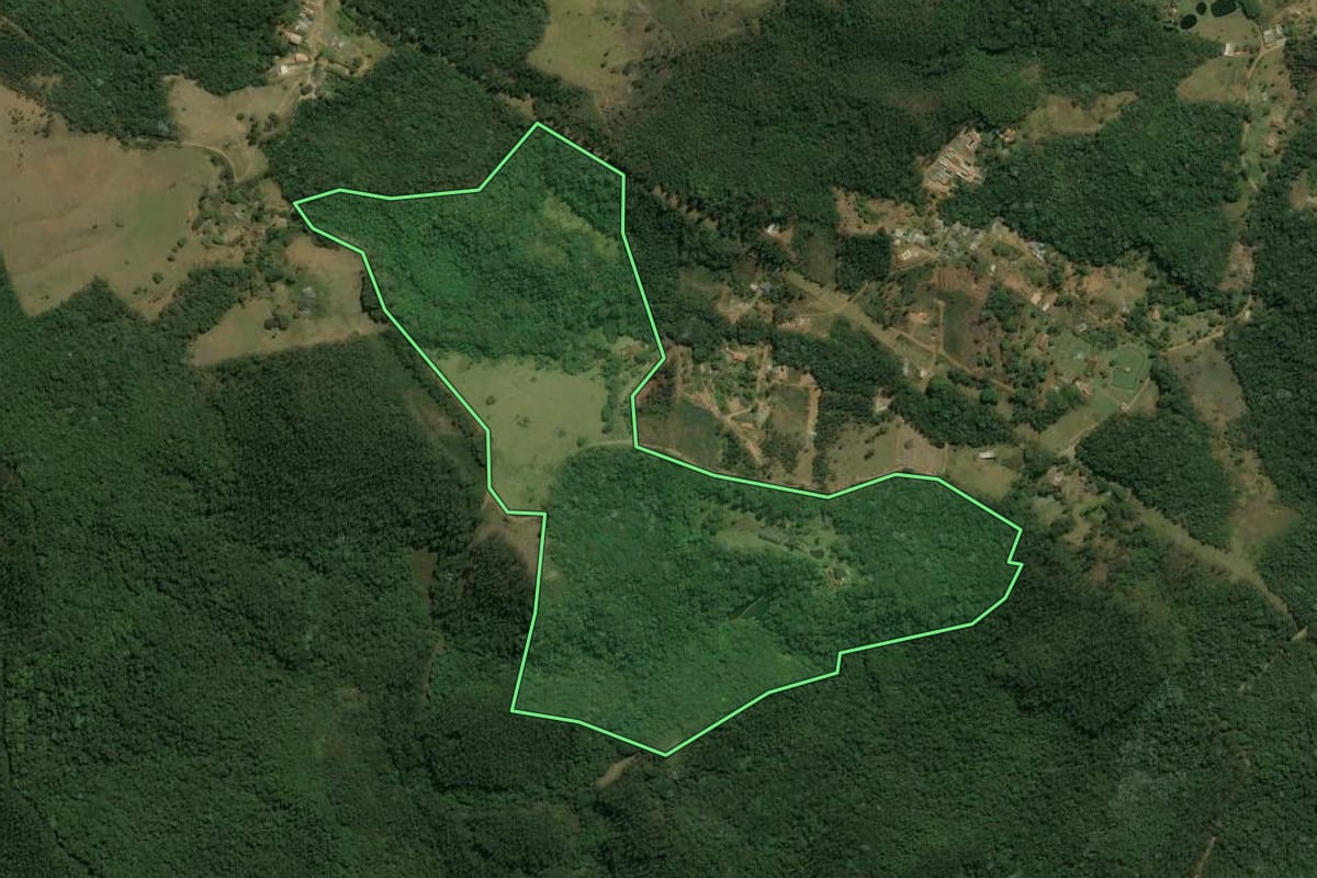 Imagem de satélite do imóvel rural em Santa Isabel (SP), com o contorno declarado no CAR desenhado por cima.