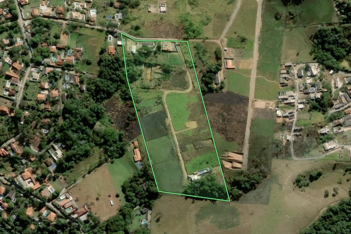 Imagem de satélite do imóvel rural em Santa Isabel (SP), com o contorno declarado no CAR desenhado por cima.