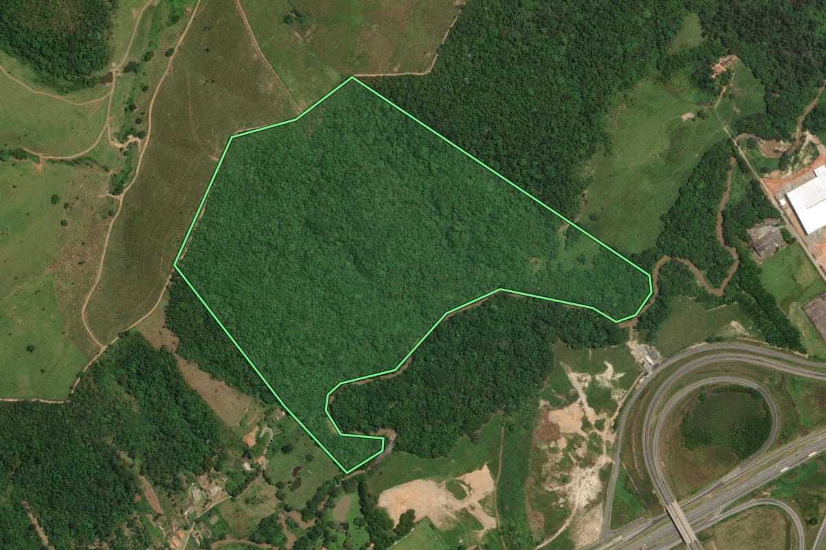 Imagem de satélite do imóvel rural em Santa Isabel (SP), com o contorno declarado no CAR desenhado por cima.