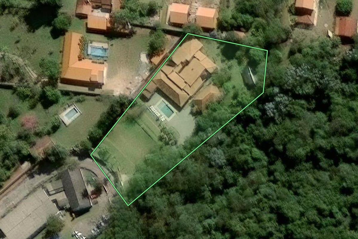 Imagem de satélite do imóvel rural em Santa Isabel (SP), com o contorno declarado no CAR desenhado por cima.
