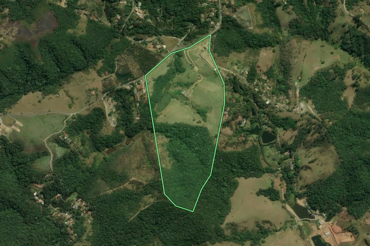Imagem de satélite do imóvel rural em Santa Isabel (SP), com o contorno declarado no CAR desenhado por cima.