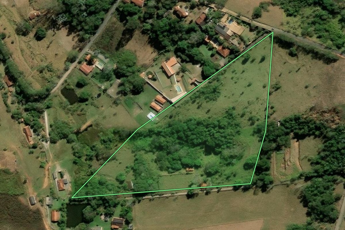 Imagem de satélite do imóvel rural em Santa Isabel (SP), com o contorno declarado no CAR desenhado por cima.