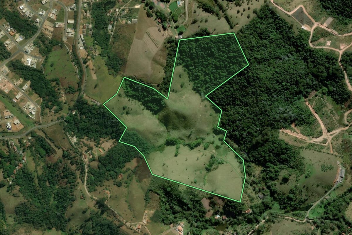 Imagem de satélite do imóvel rural em Santa Isabel (SP), com o contorno declarado no CAR desenhado por cima.