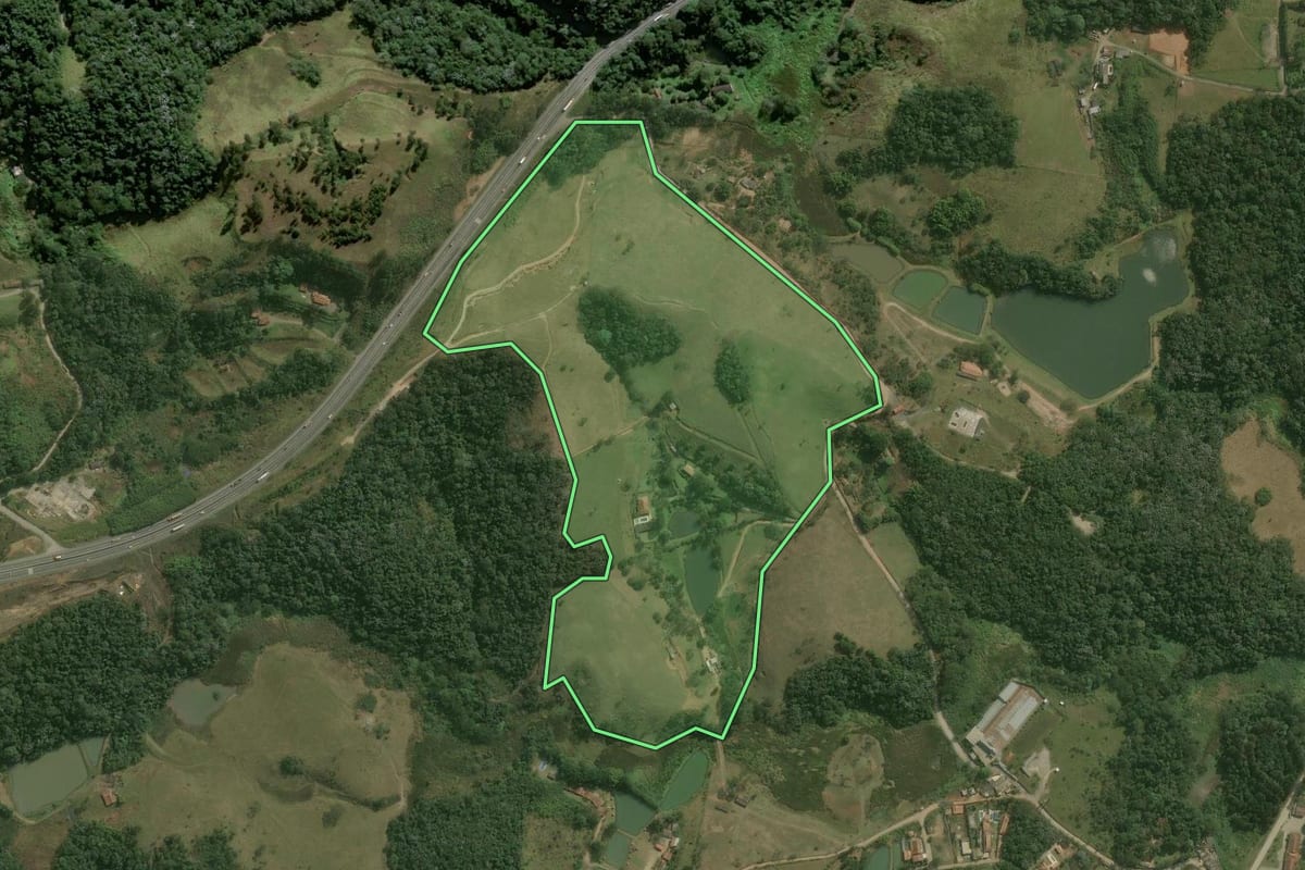 Imagem de satélite do imóvel rural em Santa Isabel (SP), com o contorno declarado no CAR desenhado por cima.