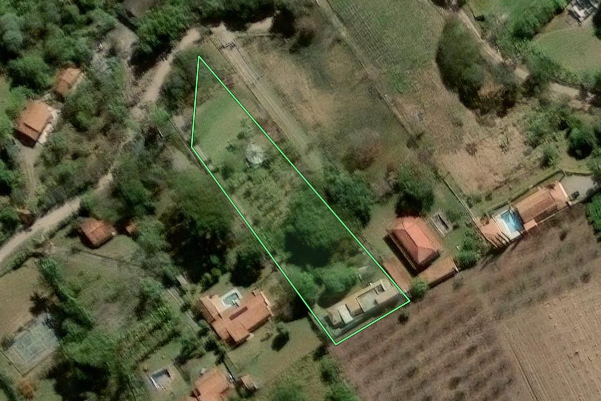 Imagem de satélite do imóvel rural em Santa Isabel (SP), com o contorno declarado no CAR desenhado por cima.