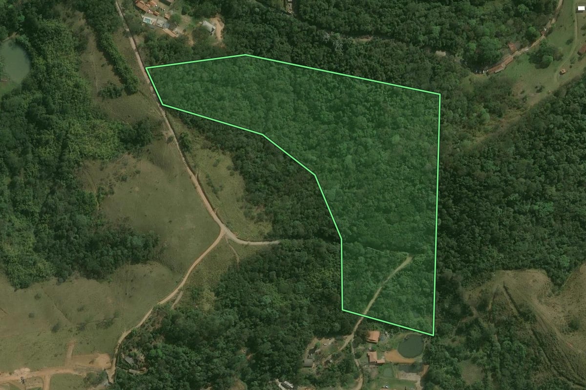 Imagem de satélite do imóvel rural em Santa Isabel (SP), com o contorno declarado no CAR desenhado por cima.