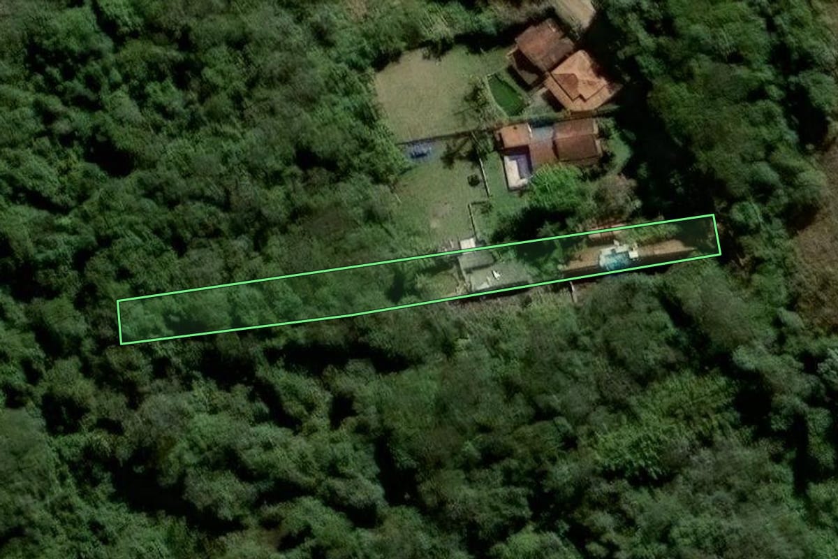 Imagem de satélite do imóvel rural em Santa Isabel (SP), com o contorno declarado no CAR desenhado por cima.