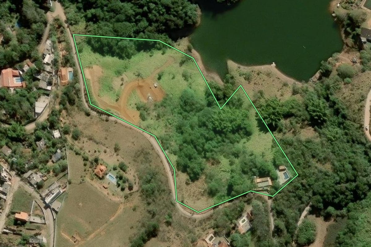 Imagem de satélite do imóvel rural em Santa Isabel (SP), com o contorno declarado no CAR desenhado por cima.