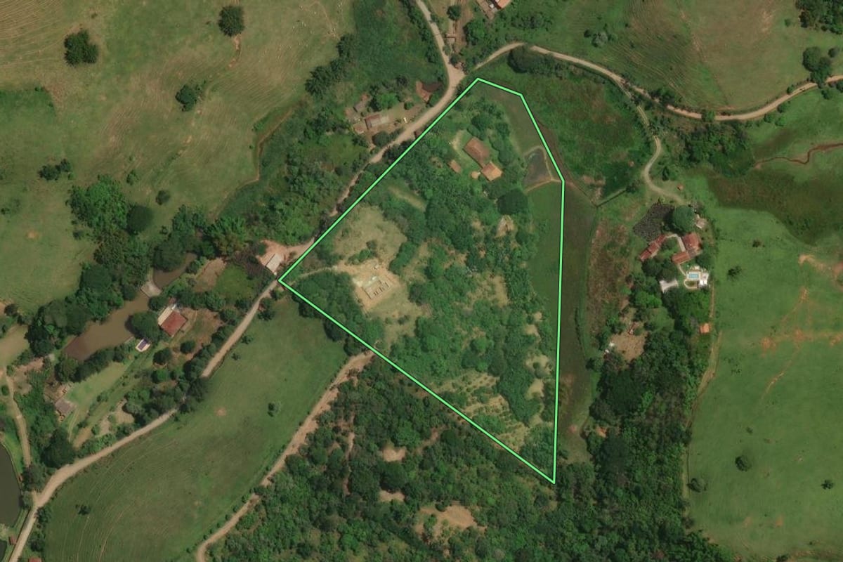 Imagem de satélite do imóvel rural em Santa Isabel (SP), com o contorno declarado no CAR desenhado por cima.