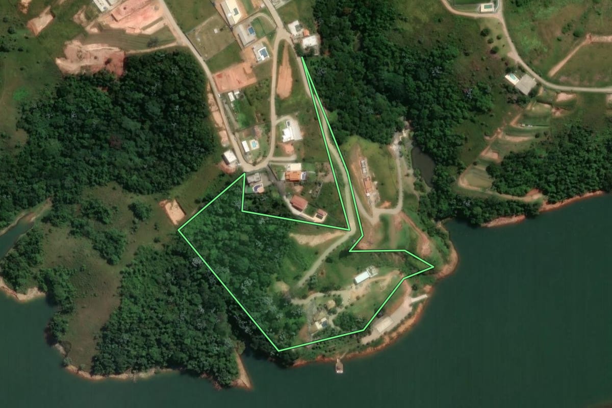 Imagem de satélite do imóvel rural em Santa Isabel (SP), com o contorno declarado no CAR desenhado por cima.