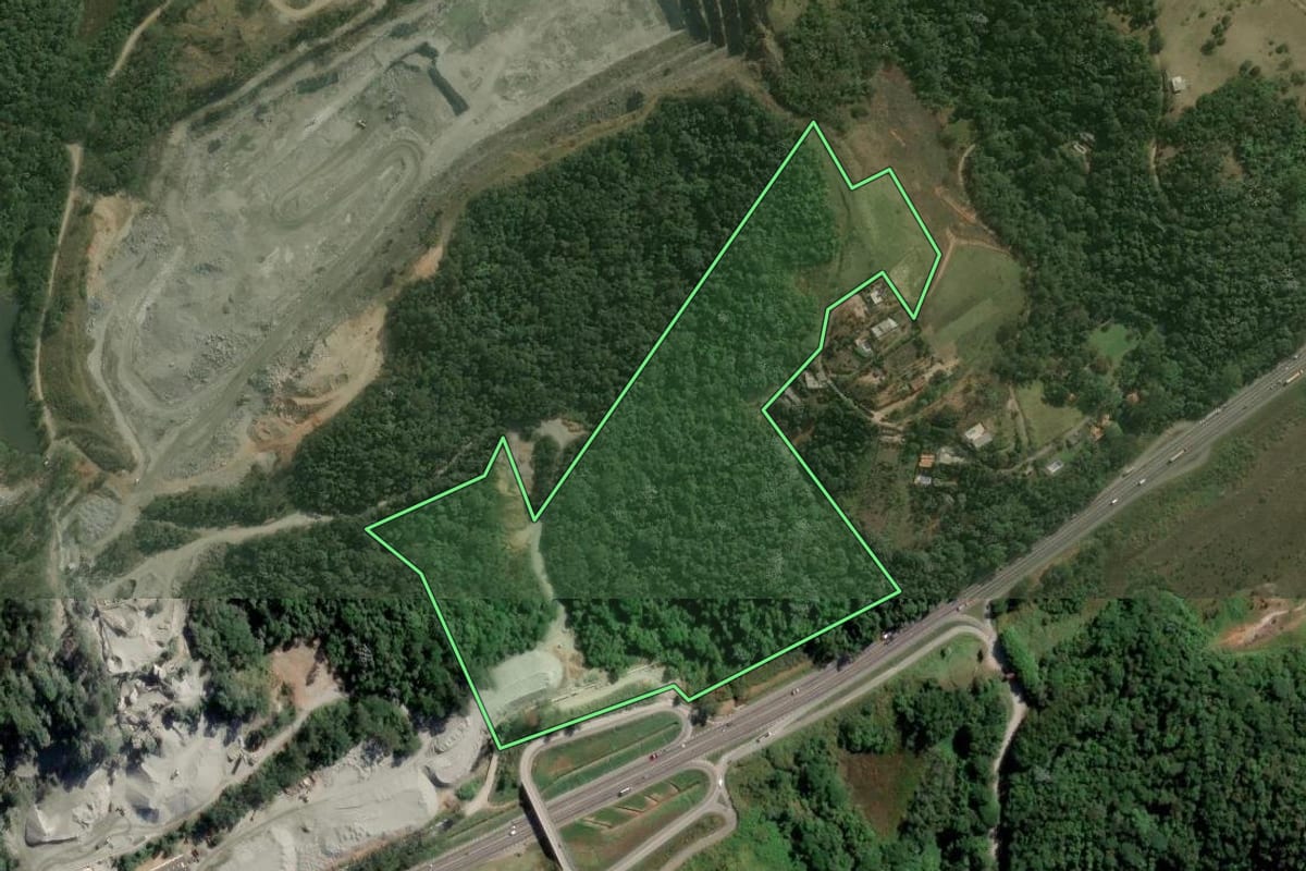 Imagem de satélite do imóvel rural em Santa Isabel (SP), com o contorno declarado no CAR desenhado por cima.