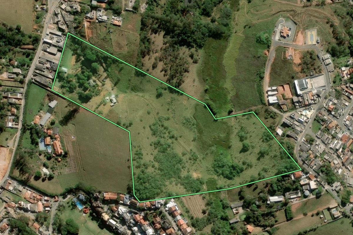 Imagem de satélite do imóvel rural em Santa Isabel (SP), com o contorno declarado no CAR desenhado por cima.
