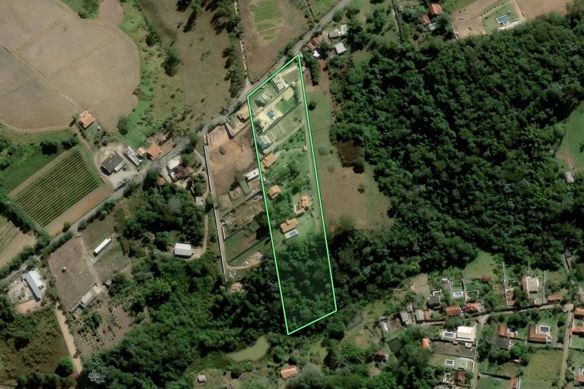 Imagem de satélite do imóvel rural em Santa Isabel (SP), com o contorno declarado no CAR desenhado por cima.