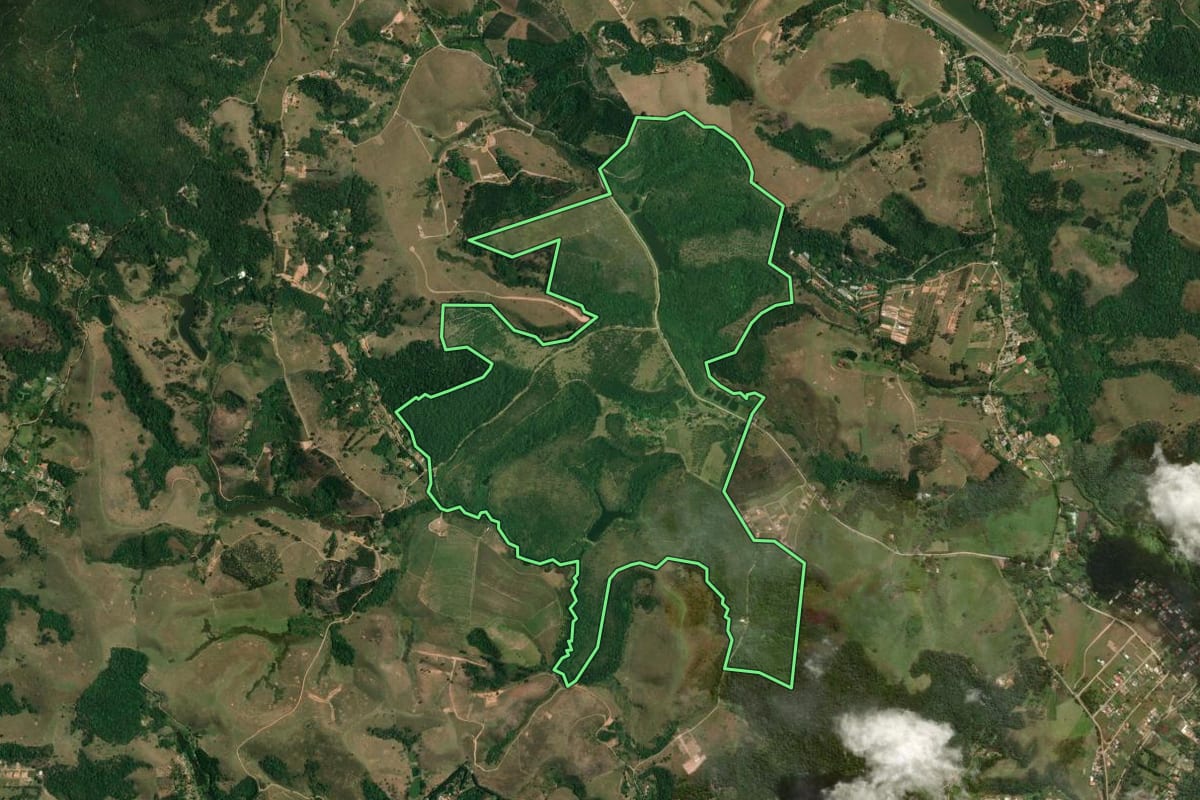 Imagem de satélite do imóvel rural em Santa Isabel (SP), com o contorno declarado no CAR desenhado por cima.