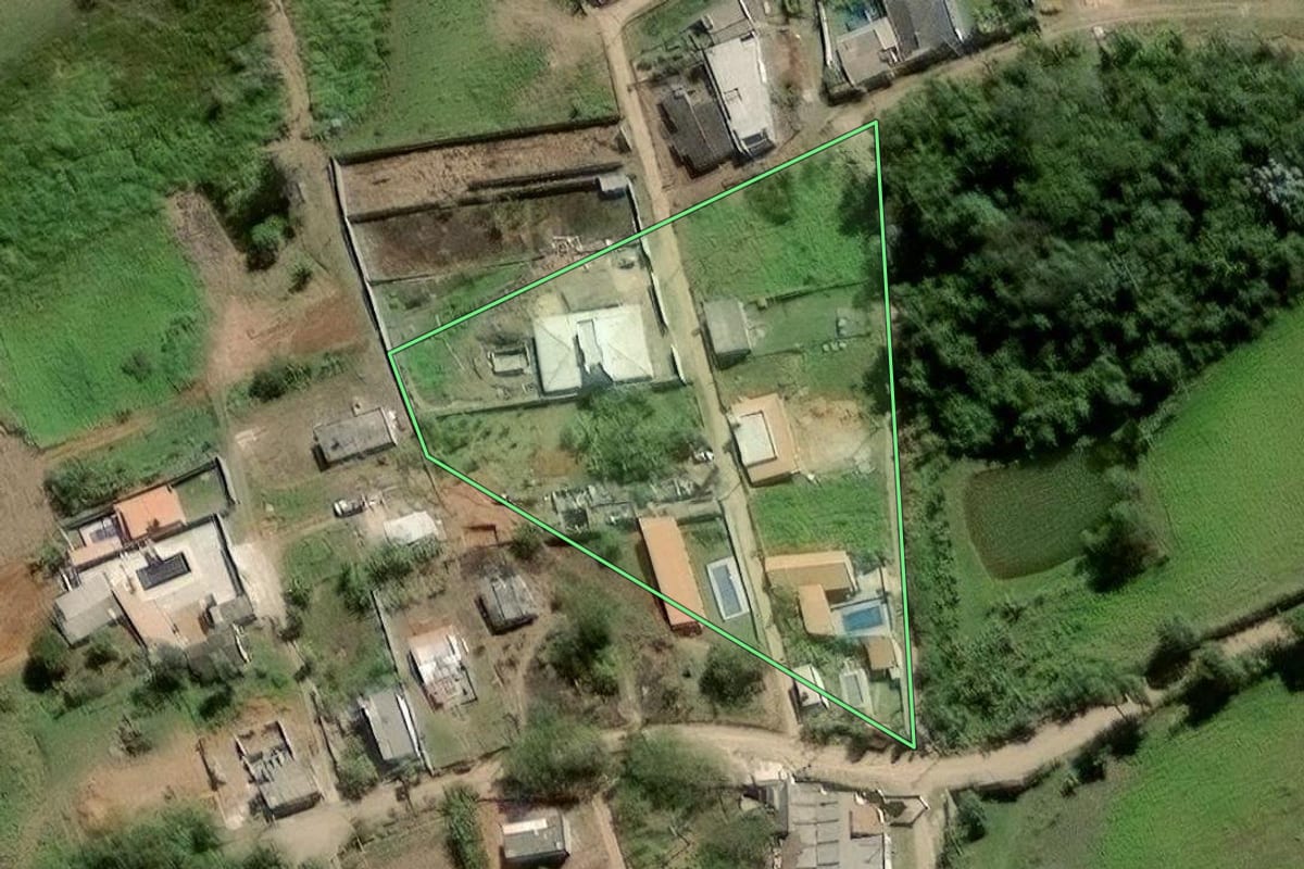 Imagem de satélite do imóvel rural em Santa Isabel (SP), com o contorno declarado no CAR desenhado por cima.