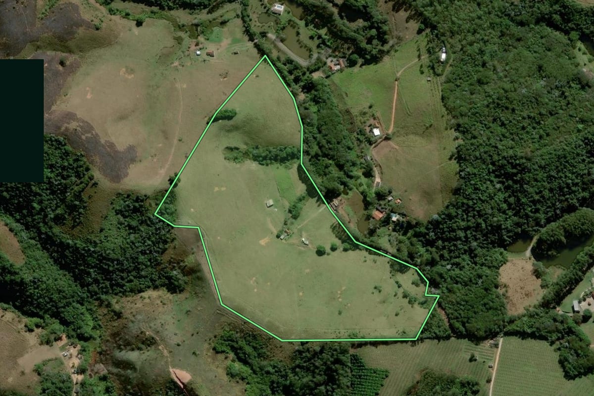 Imagem de satélite do imóvel rural em Santa Isabel (SP), com o contorno declarado no CAR desenhado por cima.