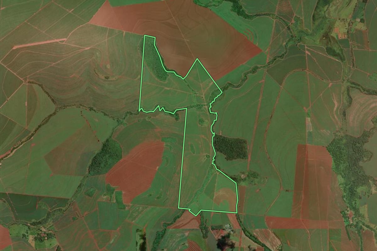 Imagem de satélite do imóvel rural em Santa Lúcia (SP), com o contorno declarado no CAR desenhado por cima.