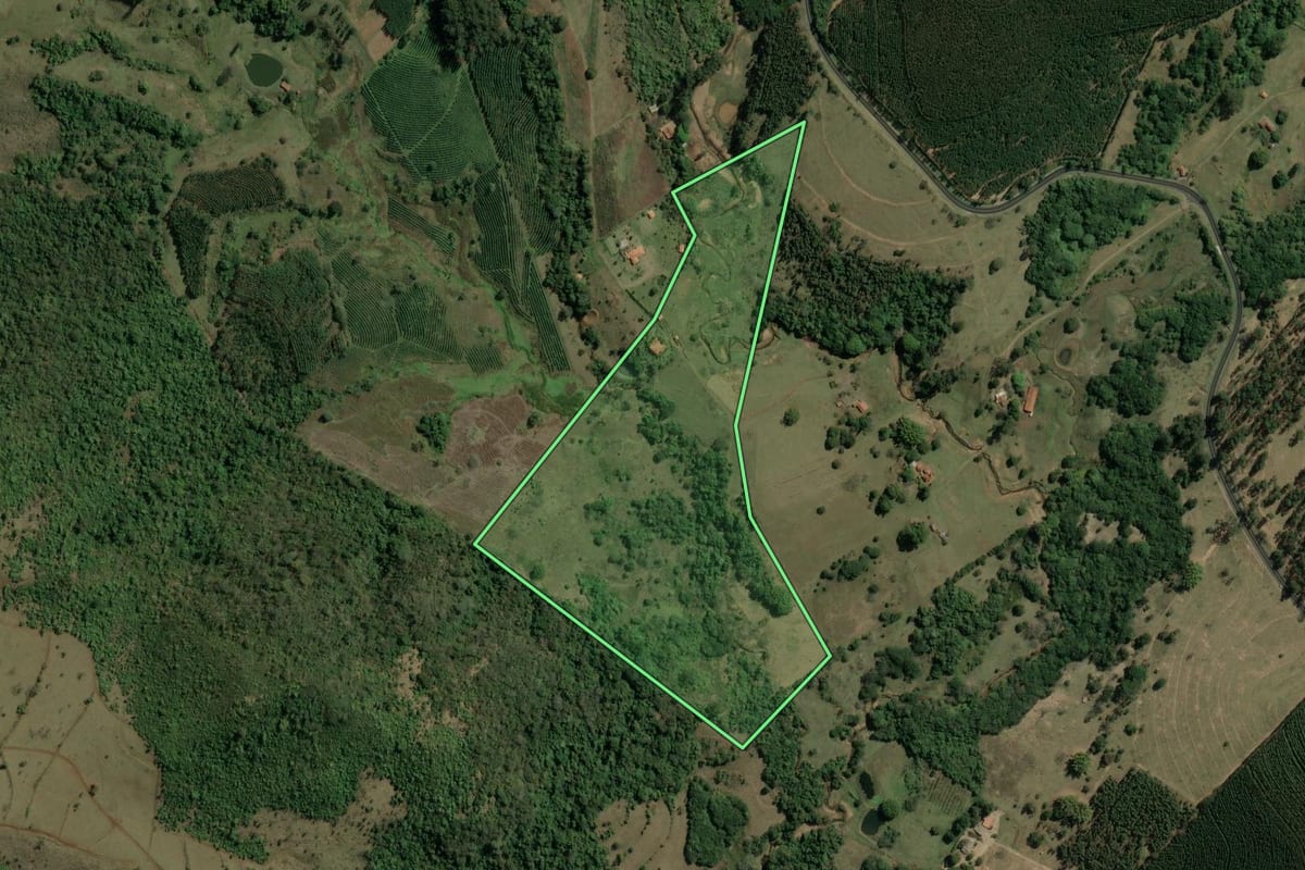 Imagem de satélite do imóvel rural em Santa Maria da Serra (SP), com o contorno declarado no CAR desenhado por cima.