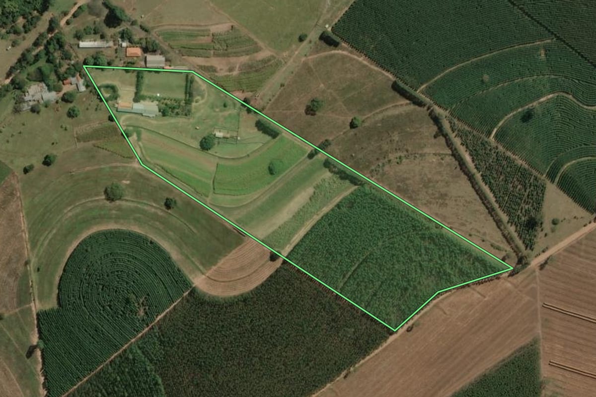 Imagem de satélite do imóvel rural em Santa Maria da Serra (SP), com o contorno declarado no CAR desenhado por cima.
