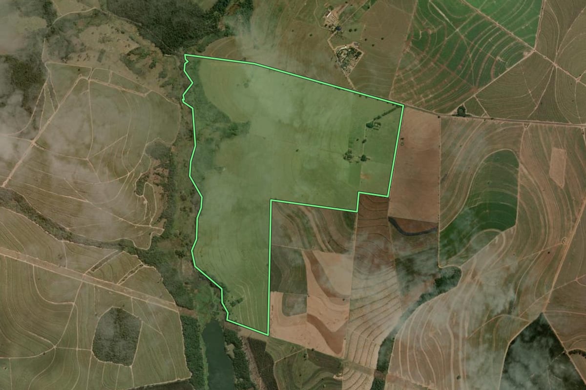 Imagem de satélite do imóvel rural em Santa Maria da Serra (SP), com o contorno declarado no CAR desenhado por cima.