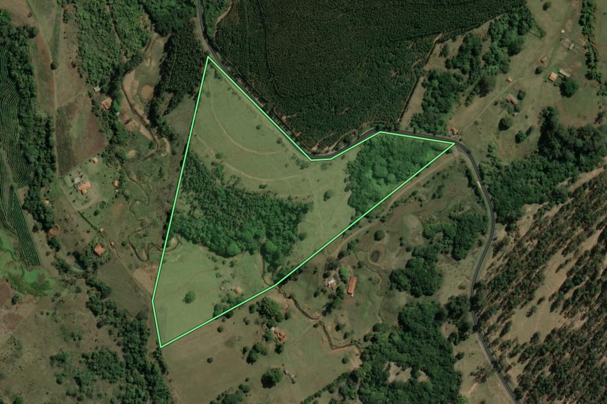 Imagem de satélite do imóvel rural em Santa Maria da Serra (SP), com o contorno declarado no CAR desenhado por cima.