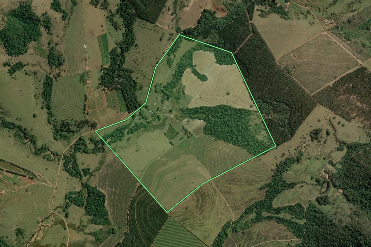 Imagem de satélite do imóvel rural em Santa Maria da Serra (SP), com o contorno declarado no CAR desenhado por cima.