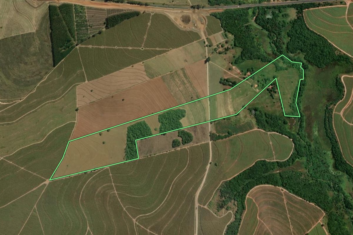 Imagem de satélite do imóvel rural em Santa Maria da Serra (SP), com o contorno declarado no CAR desenhado por cima.