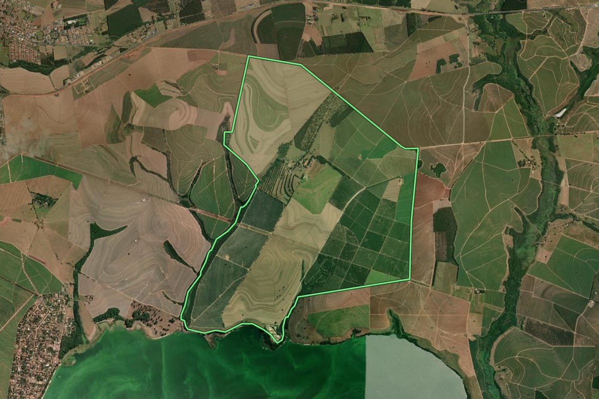 Imagem de satélite do imóvel rural em Santa Maria da Serra (SP), com o contorno declarado no CAR desenhado por cima.