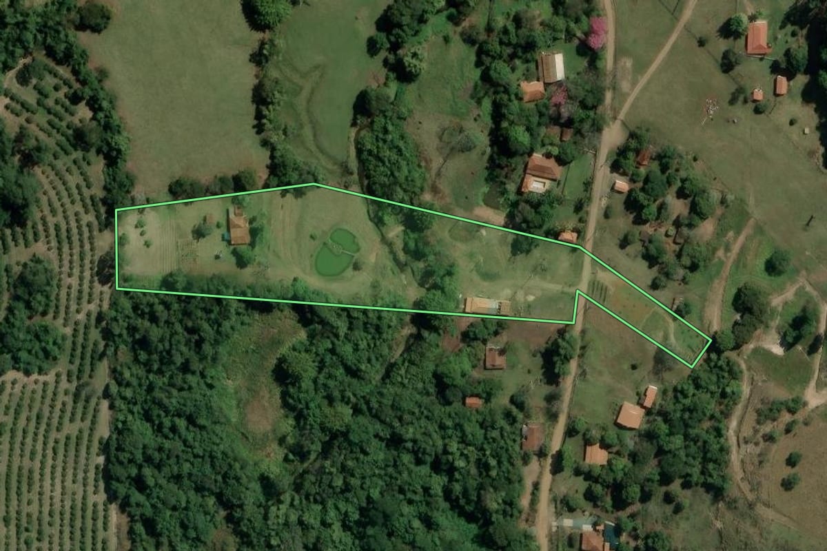 Imagem de satélite do imóvel rural em Santa Maria da Serra (SP), com o contorno declarado no CAR desenhado por cima.