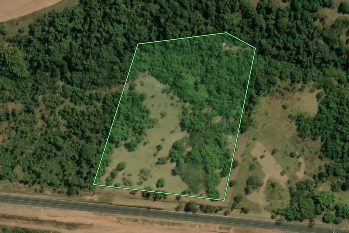 Imagem de satélite do imóvel rural em Santa Maria da Serra (SP), com o contorno declarado no CAR desenhado por cima.