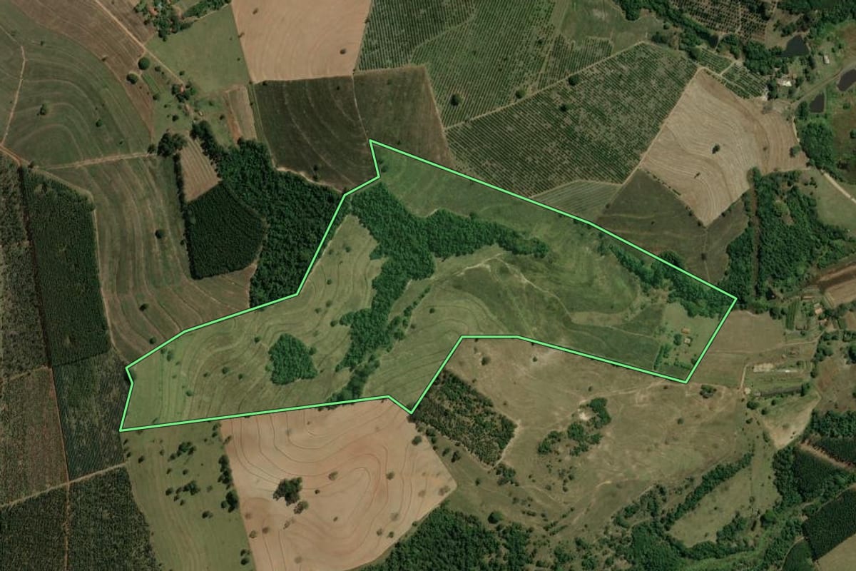 Imagem de satélite do imóvel rural em Santa Maria da Serra (SP), com o contorno declarado no CAR desenhado por cima.