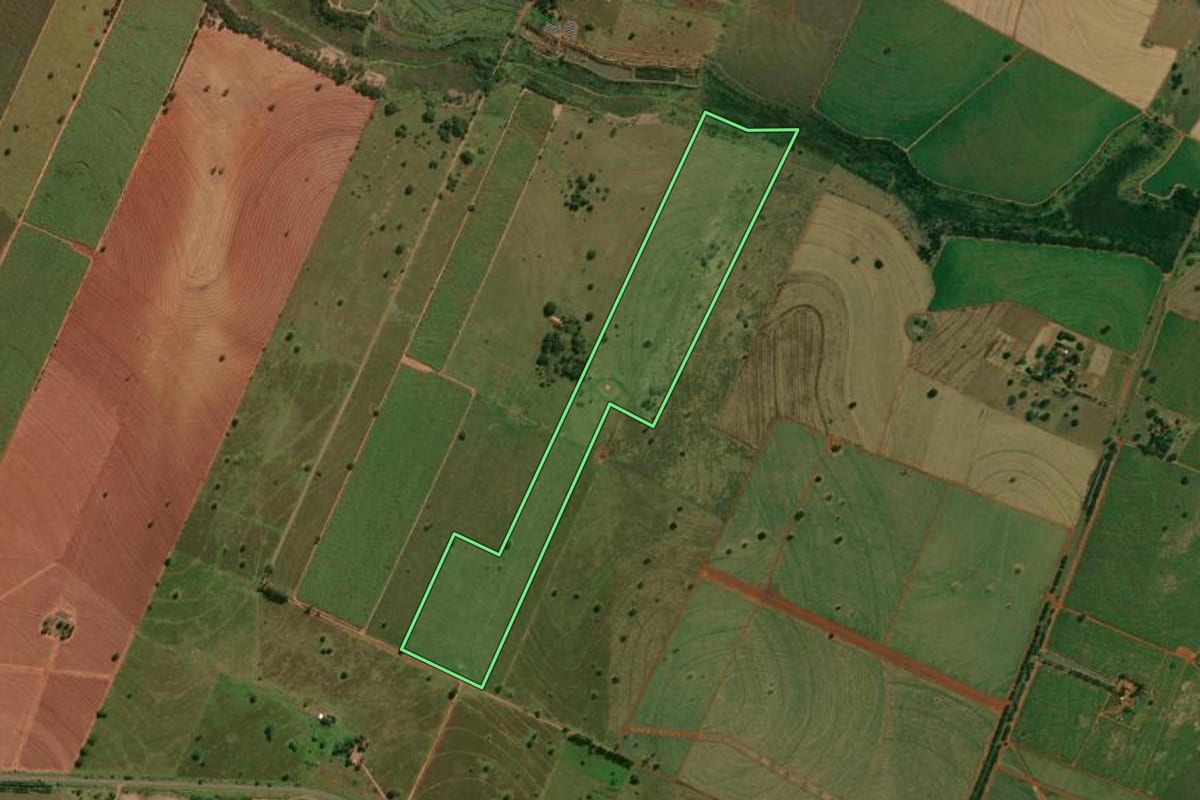 Imagem de satélite do imóvel rural em Santa Mercedes (SP), com o contorno declarado no CAR desenhado por cima.
