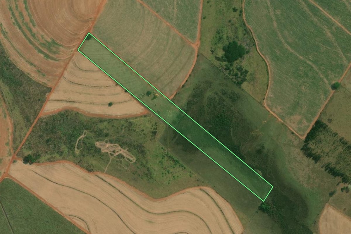 Imagem de satélite do imóvel rural em Santa Mercedes (SP), com o contorno declarado no CAR desenhado por cima.