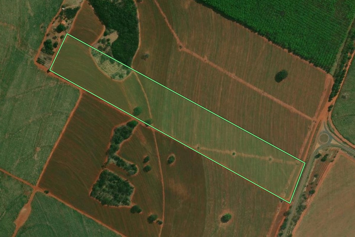 Imagem de satélite do imóvel rural em Santa Mercedes (SP), com o contorno declarado no CAR desenhado por cima.
