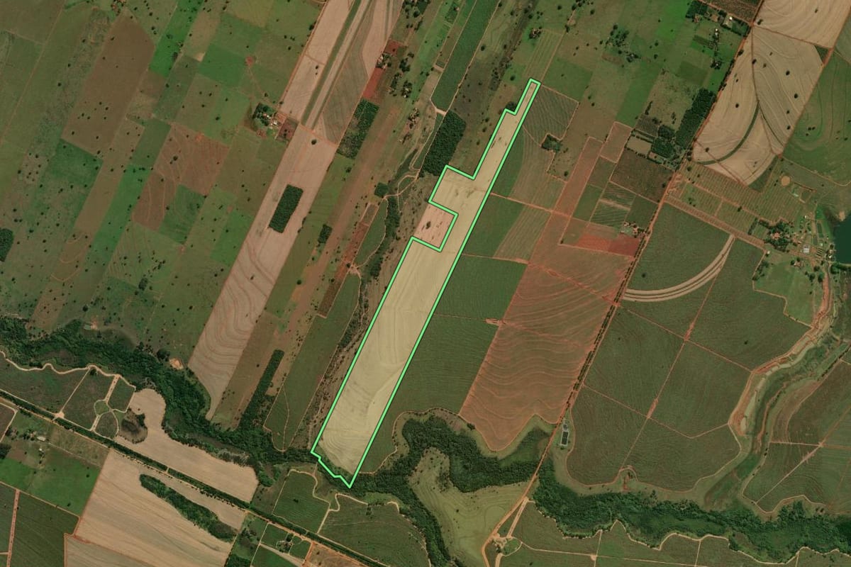 Imagem de satélite do imóvel rural em Santa Mercedes (SP), com o contorno declarado no CAR desenhado por cima.