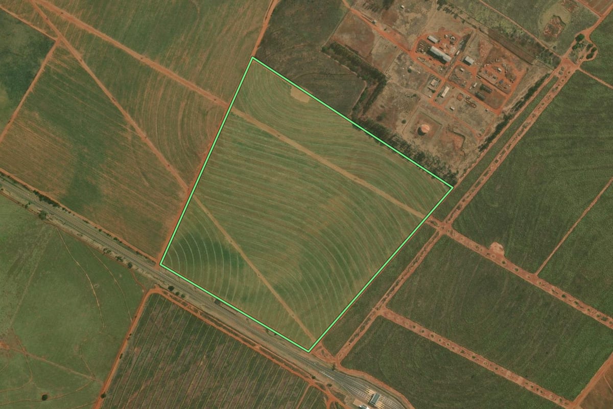 Imagem de satélite do imóvel rural em Santa Mercedes (SP), com o contorno declarado no CAR desenhado por cima.