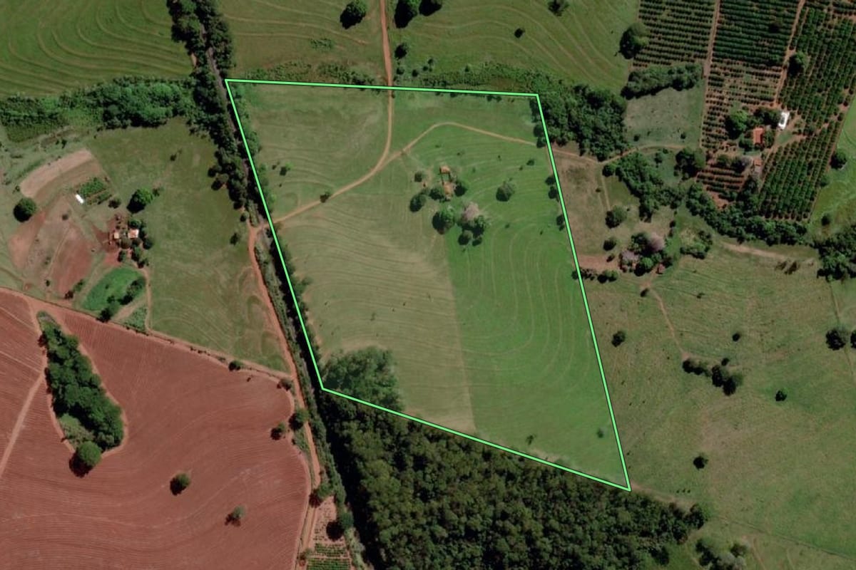 Imagem de satélite do imóvel rural em Santana da Ponte Pensa (SP), com o contorno declarado no CAR desenhado por cima.