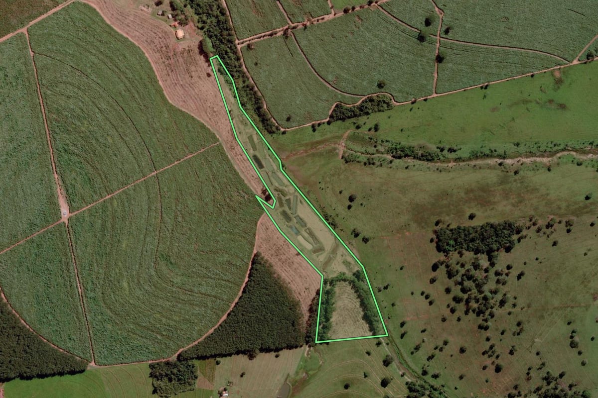 Imagem de satélite do imóvel rural em Santana da Ponte Pensa (SP), com o contorno declarado no CAR desenhado por cima.