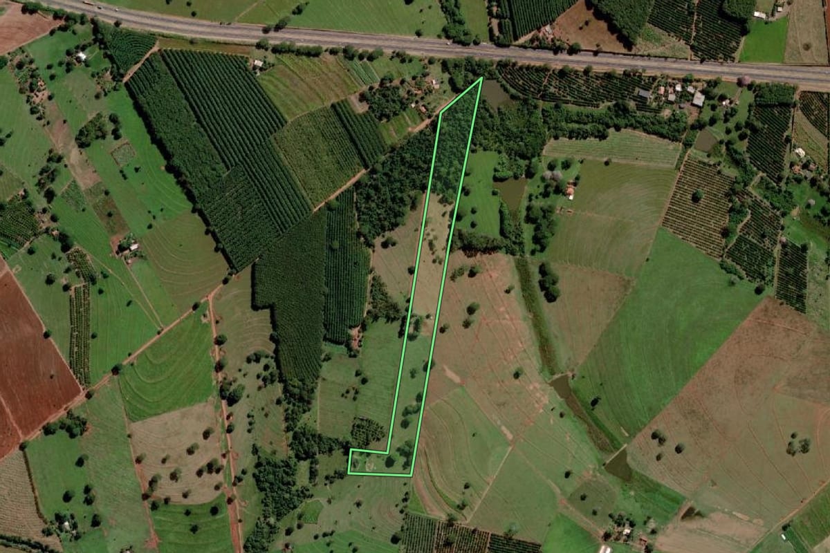 Imagem de satélite do imóvel rural em Santana da Ponte Pensa (SP), com o contorno declarado no CAR desenhado por cima.