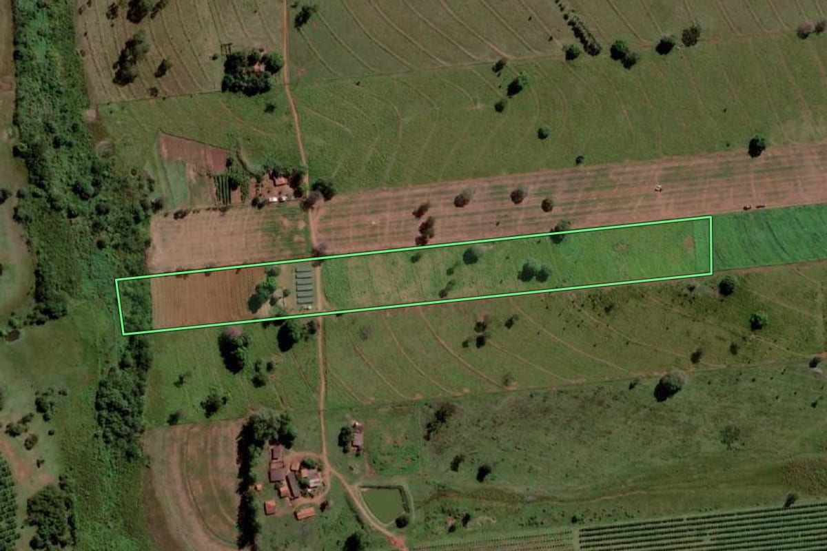 Imagem de satélite do imóvel rural em Santana da Ponte Pensa (SP), com o contorno declarado no CAR desenhado por cima.