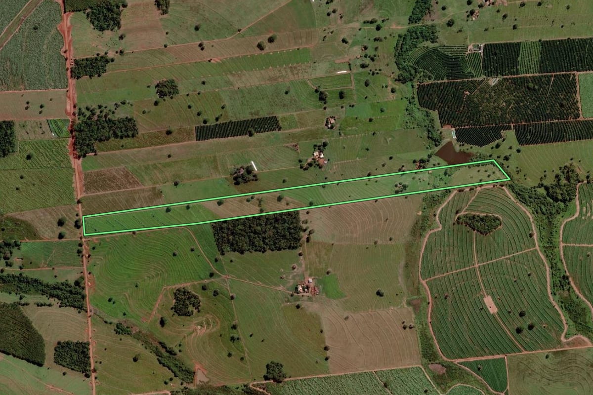 Imagem de satélite do imóvel rural em Santana da Ponte Pensa (SP), com o contorno declarado no CAR desenhado por cima.