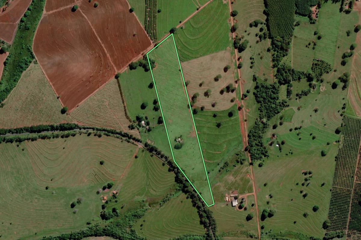Imagem de satélite do imóvel rural em Santana da Ponte Pensa (SP), com o contorno declarado no CAR desenhado por cima.