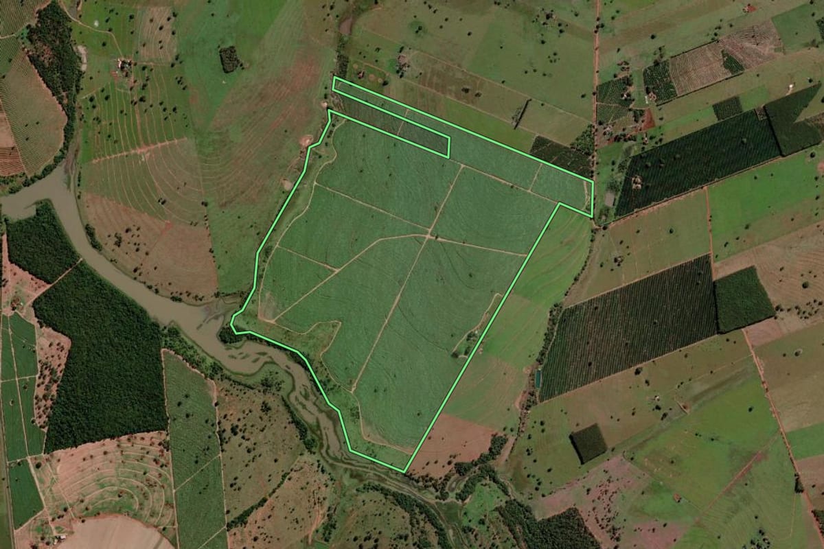 Imagem de satélite do imóvel rural em Santana da Ponte Pensa (SP), com o contorno declarado no CAR desenhado por cima.
