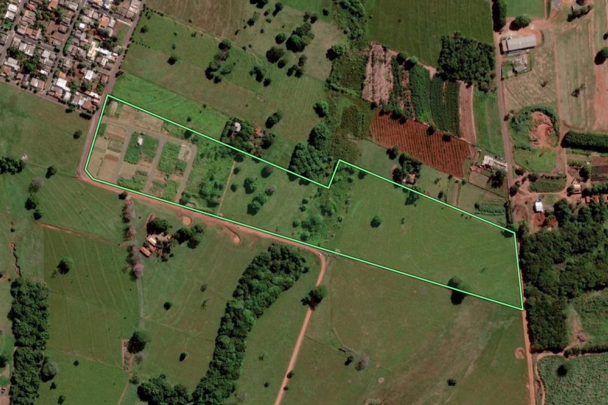 Imagem de satélite do imóvel rural em Santana da Ponte Pensa (SP), com o contorno declarado no CAR desenhado por cima.