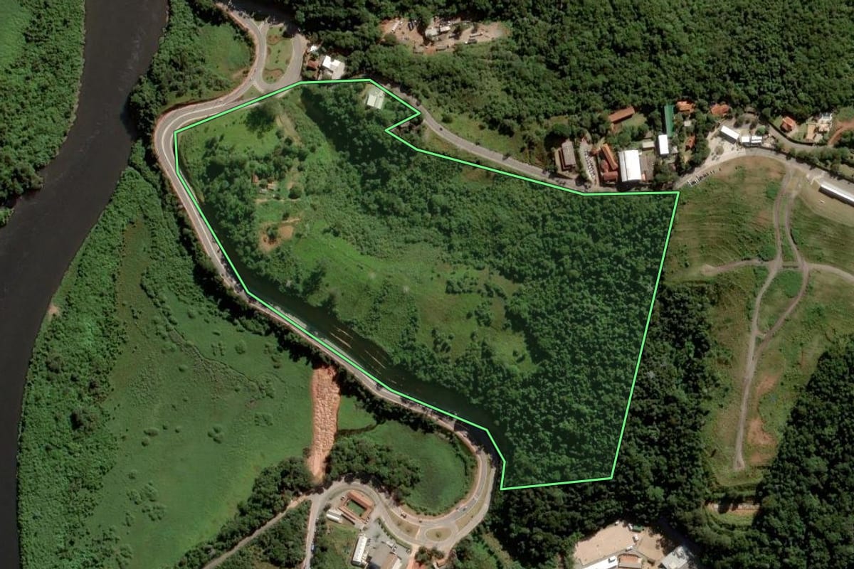 Imagem de satélite do imóvel rural em Santana de Parnaíba (SP), com o contorno declarado no CAR desenhado por cima.