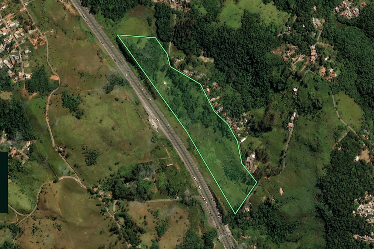 Imagem de satélite do imóvel rural em Santana de Parnaíba (SP), com o contorno declarado no CAR desenhado por cima.