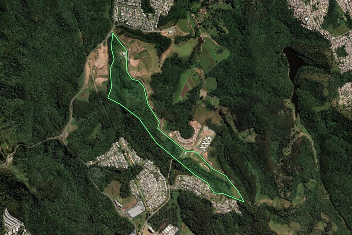 Imagem de satélite do imóvel rural em Santana de Parnaíba (SP), com o contorno declarado no CAR desenhado por cima.